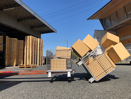 金属パレットの荷崩れ事故