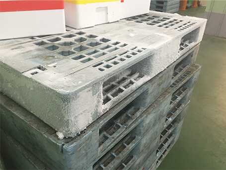 滑りやすい冷凍倉庫内のパレット