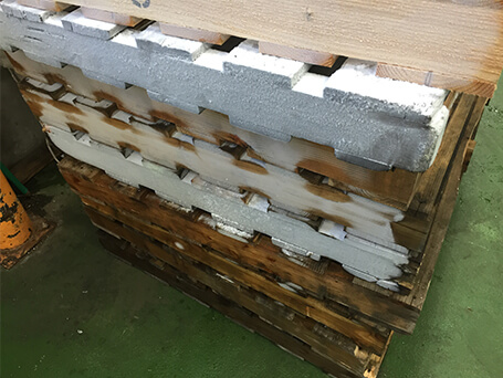 冷凍倉庫の凍りついたパレット