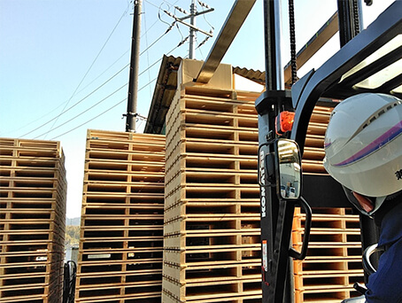 高所で荷物に爪を突き刺してしまう