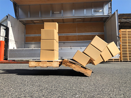 フォークの差し込み過ぎによる転倒、落下事故