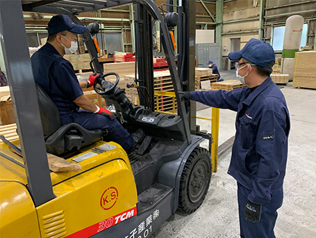 気を付けろと指示する写真