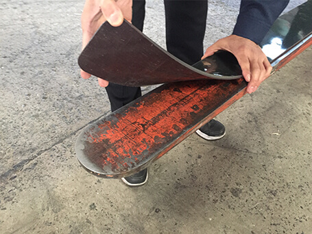 簡単に脱着できるフォークリフト用滑り止めマット