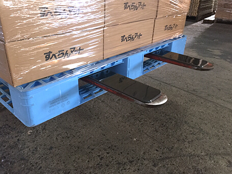 すべらんマット装着して樹脂パレットを運ぶ