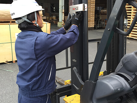 水平チェッカーはマグネットでマストに取付