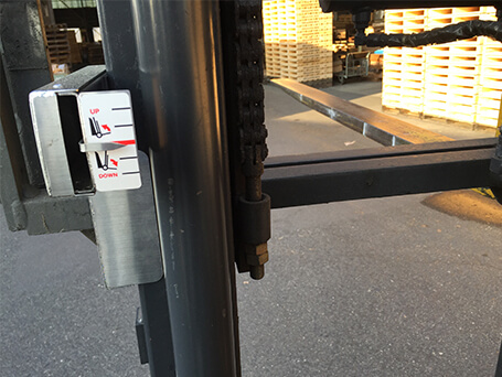 フォークの角度が変わると針が動く