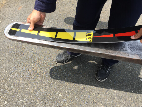 フォークリフトマーカーは爪に貼るだけ