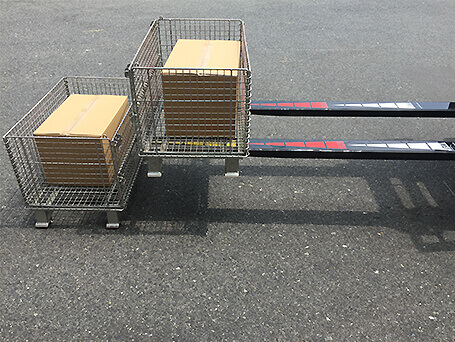 フォークリフトマーカー装着して金属パレットの荷扱い