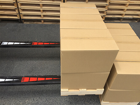 フォークリフトマーカー装着して木製パレットの荷扱い