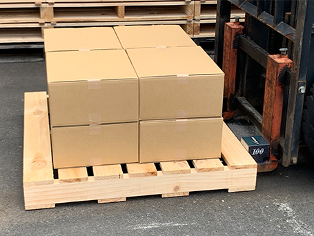 フォークリフトマーカー装着して金属パレットの荷扱い