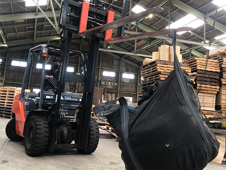 フォークリフトでのフレコン吊作業ロープ切れや滑りによる落下事故